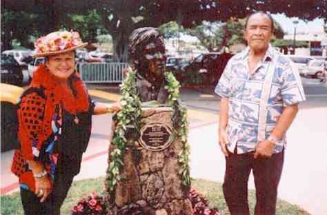 Jane and Sam Kakelaka standing at the bust of Jack Lord on October 14, 2004
